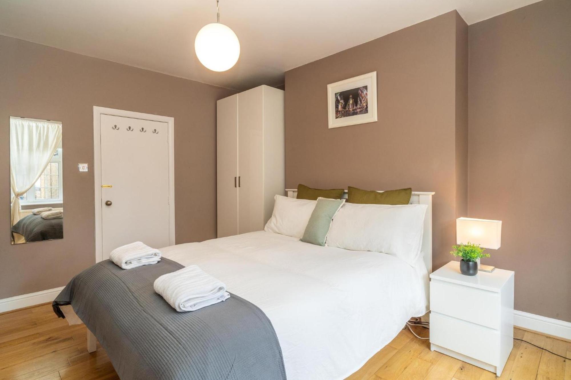 Location! 2 Bed/2Bath - Pro Host Apartment London Exterior photo