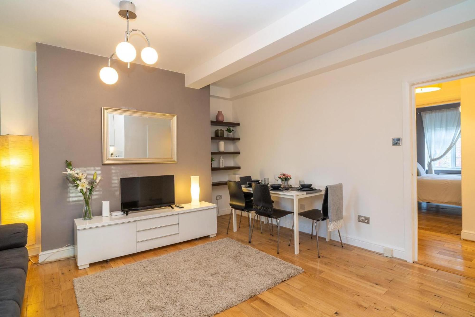 Location! 2 Bed/2Bath - Pro Host Apartment London Exterior photo