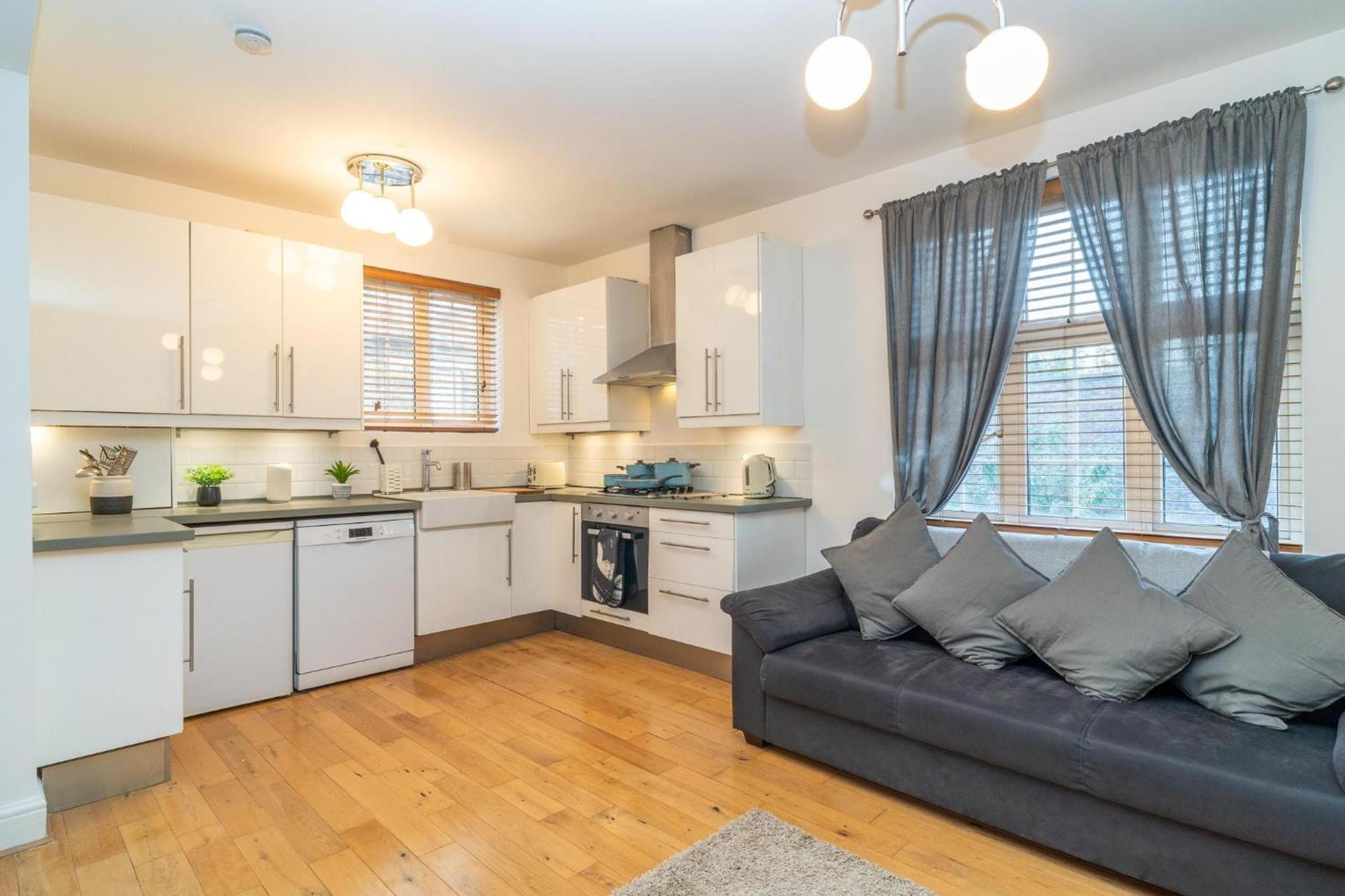 Location! 2 Bed/2Bath - Pro Host Apartment London Exterior photo