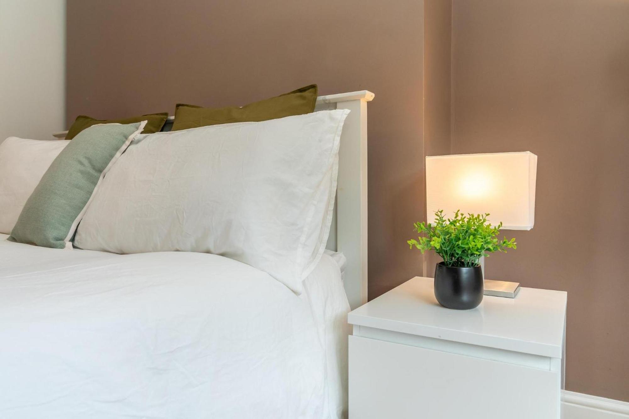 Location! 2 Bed/2Bath - Pro Host Apartment London Exterior photo