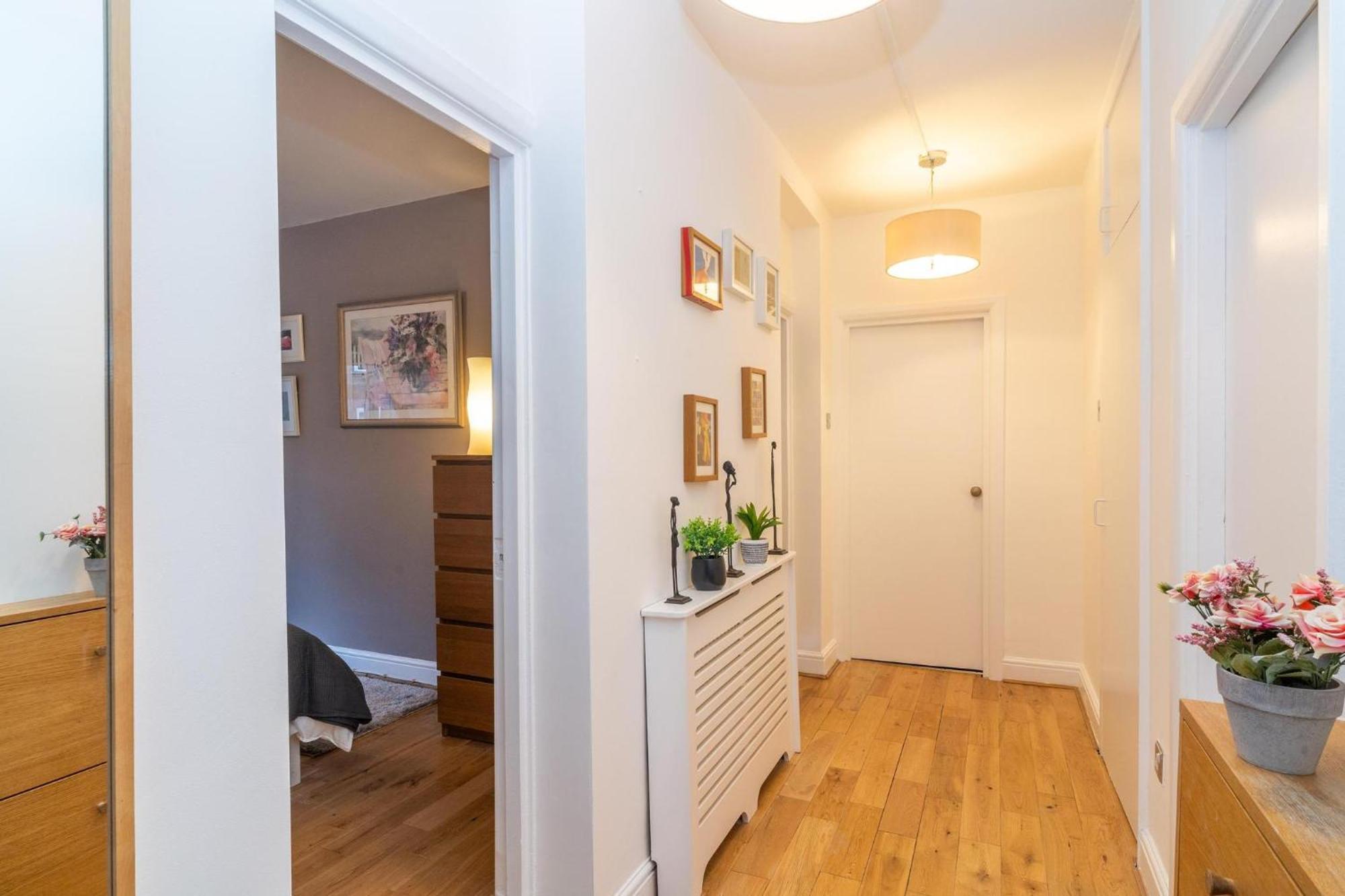 Location! 2 Bed/2Bath - Pro Host Apartment London Exterior photo