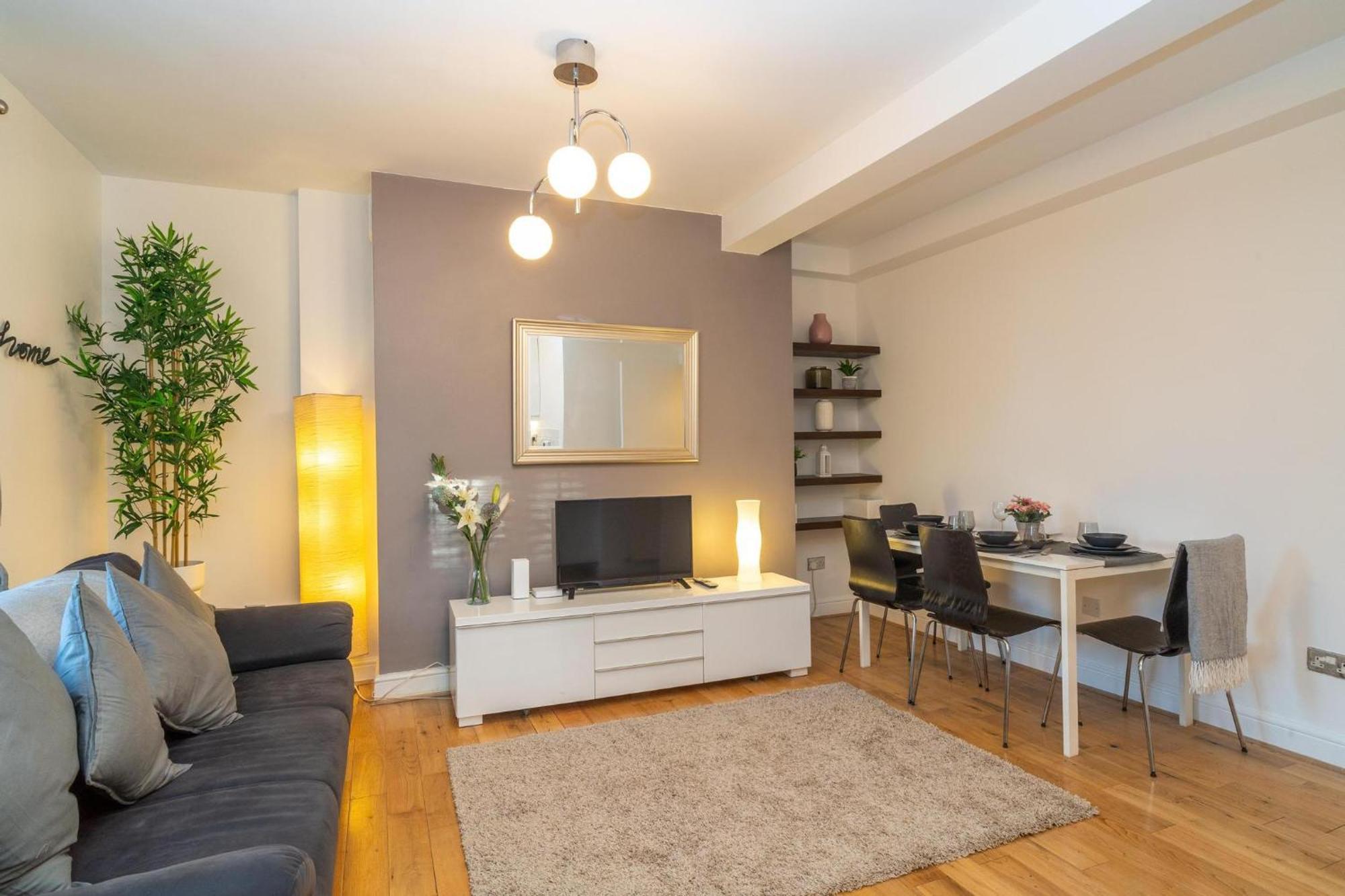 Location! 2 Bed/2Bath - Pro Host Apartment London Exterior photo